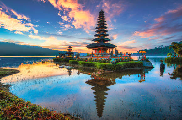 Climbing Indonesia’s Majestic Active Volcanoes 